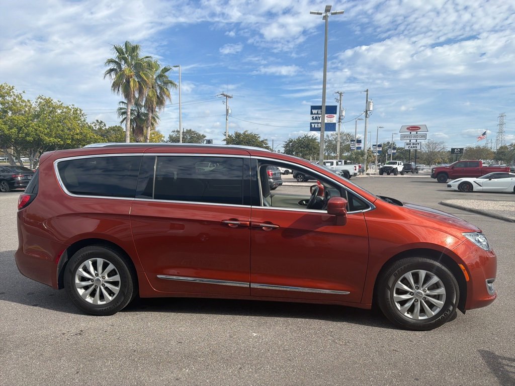 Used 2018 Chrysler Pacifica Touring-L image 2