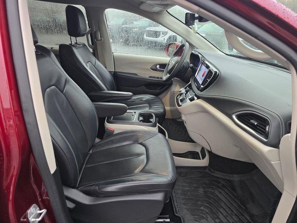 Used 2022 Chrysler Pacifica Touring-L image 28