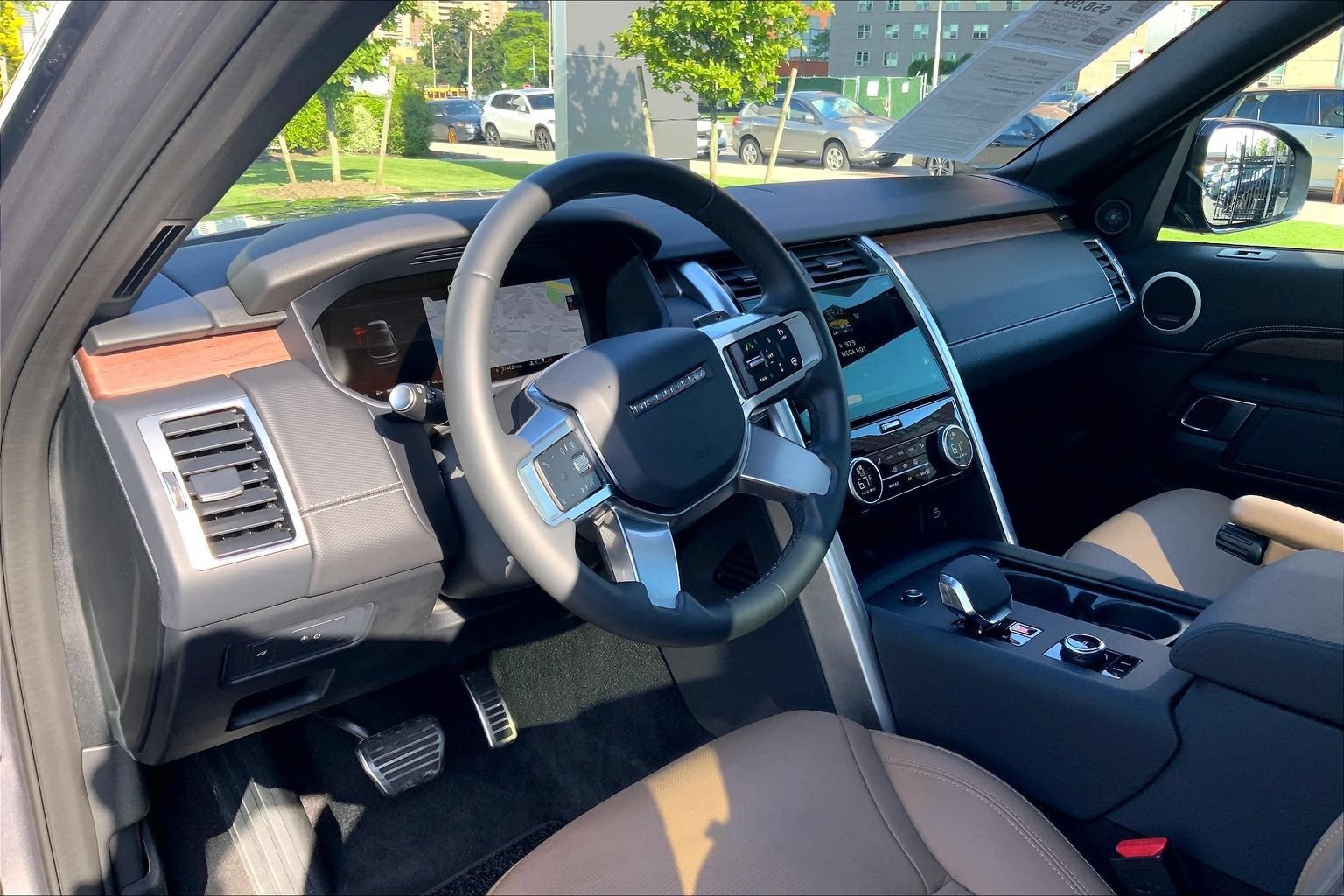 Certified 2025 Land Rover Discovery Dynamic SE AWD/4WD image 17
