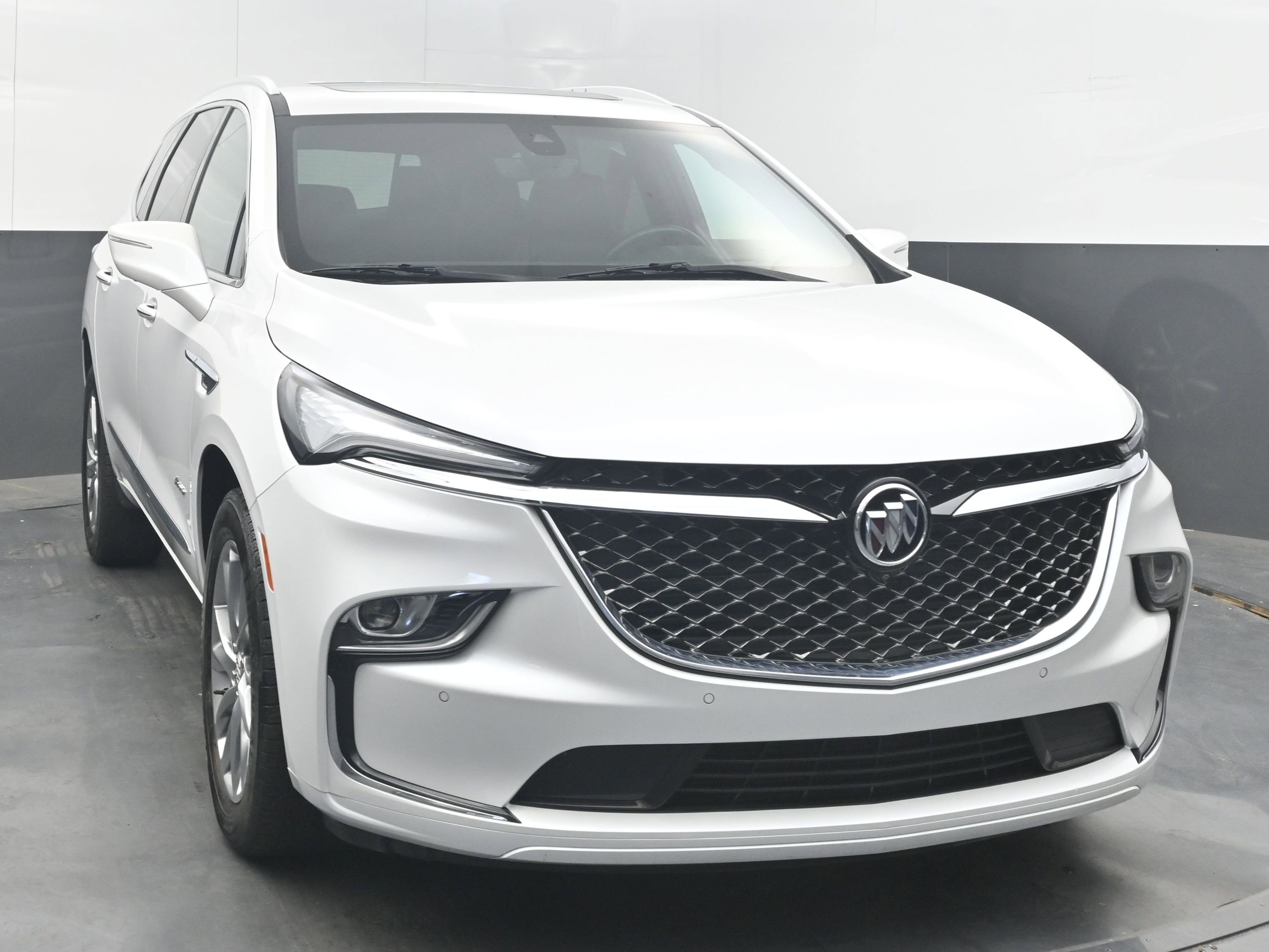 Used 2024 Buick Enclave Avenir FWD image 3