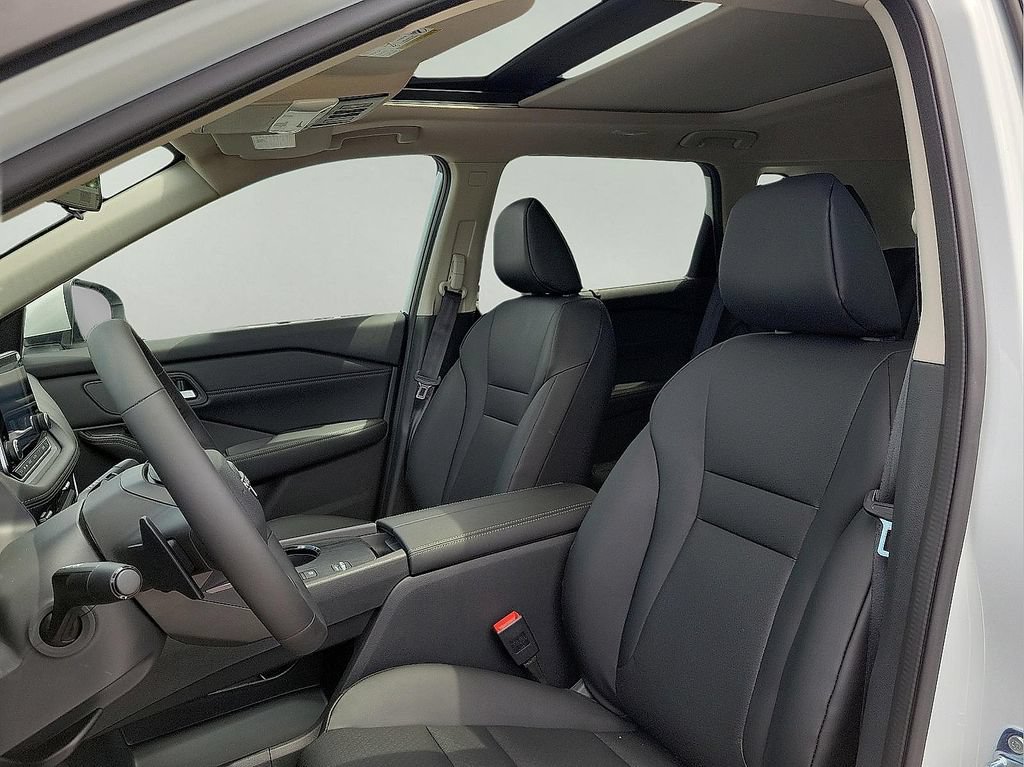 Used 2025 Nissan Rogue SV w/ SV Premium Package FWD image 11