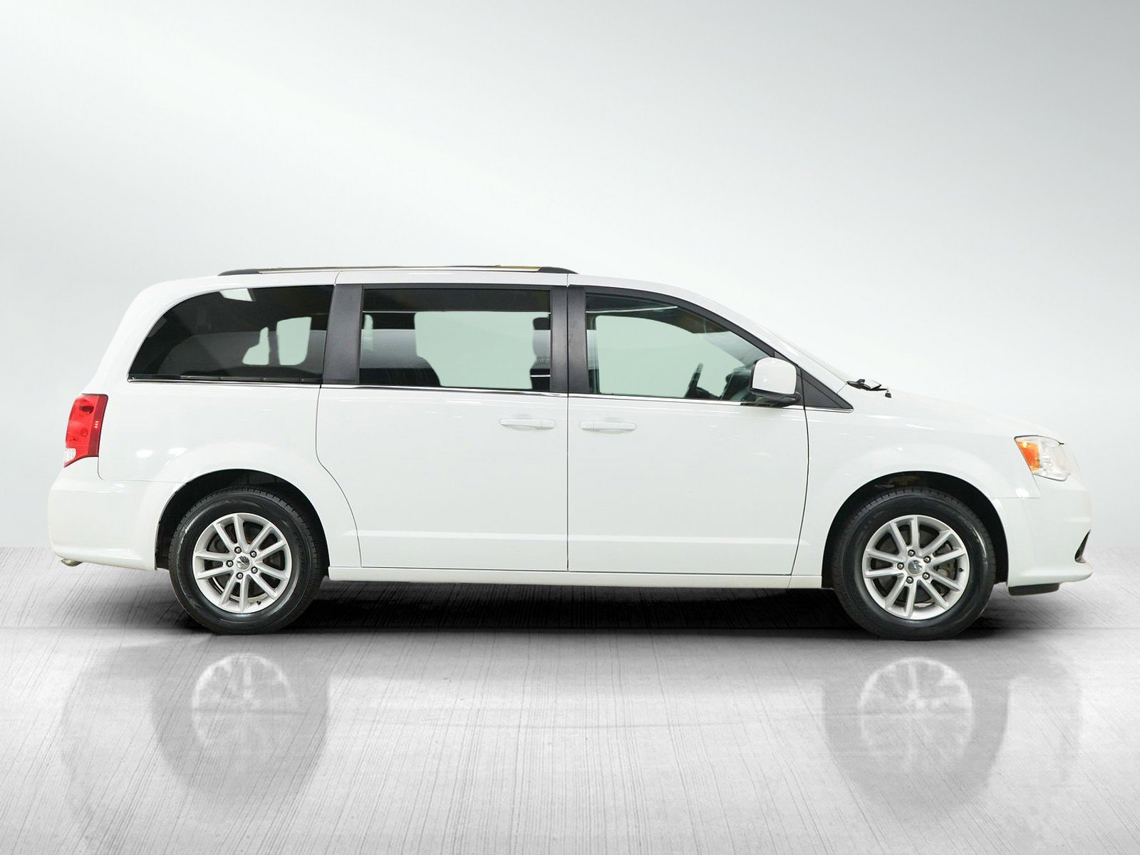 Used 2019 Dodge Grand Caravan SXT w/ Rear Park Assist Package FWD image 6