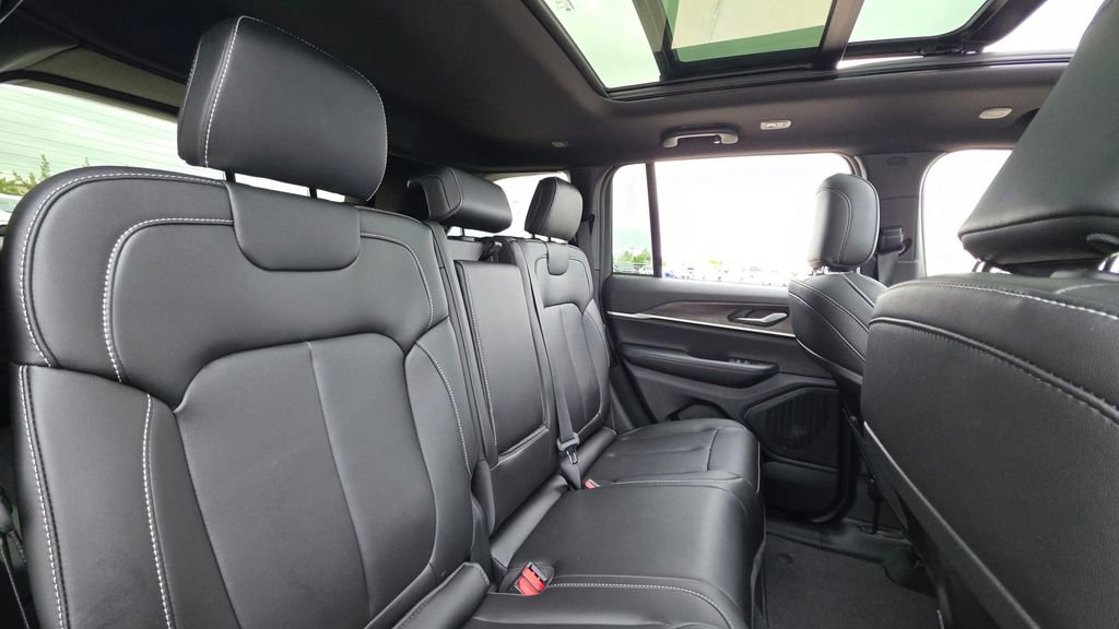 New 2025 Jeep Grand Cherokee Limited w/ Black Appearance Package AWD/4WD image 14