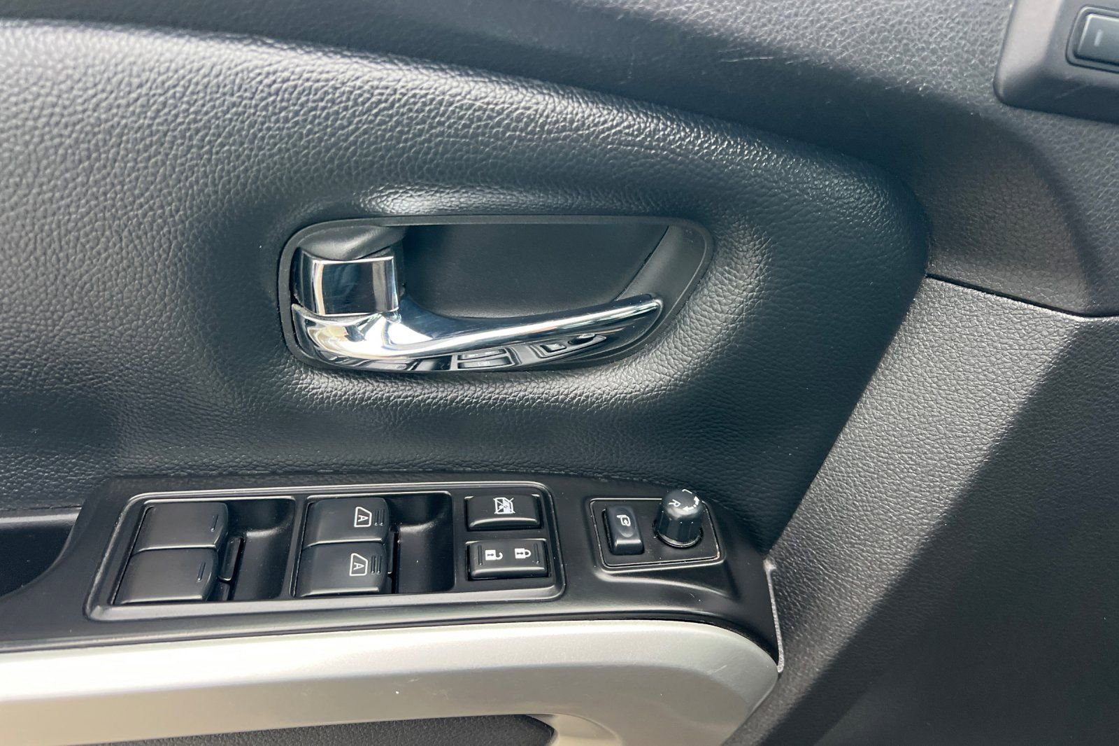 Used 2017 Nissan Titan SL image 12