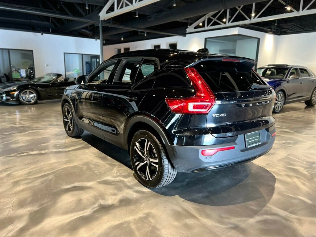 Used 2024 Volvo XC40 B5 Core image 3