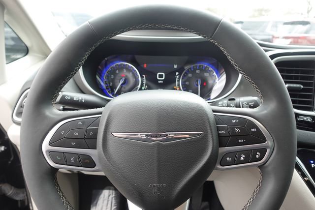 Used 2022 Chrysler Pacifica Touring-L image 13