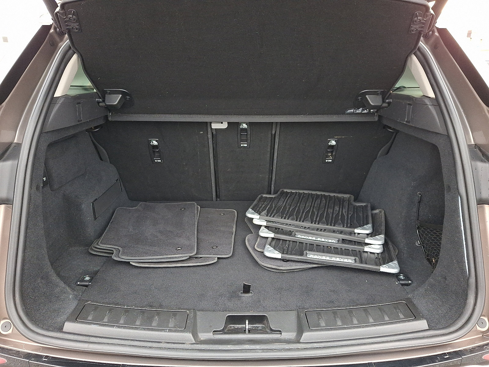 Used 2020 Land Rover Range Rover Evoque SE image 28