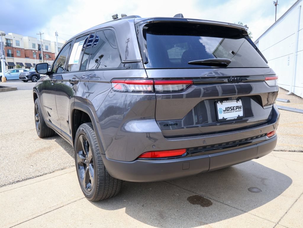 Used 2024 Jeep Grand Cherokee Altitude AWD/4WD image 3