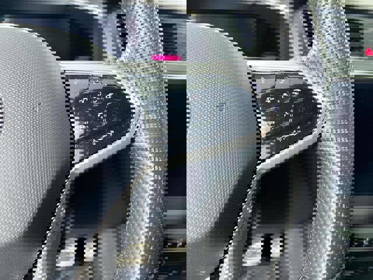 Used 2022 Volkswagen Tiguan SE R-Line image 17