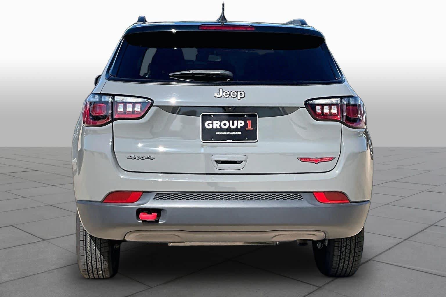 Used 2022 Jeep Compass Trailhawk w/ Trailhawk Convenience Group AWD/4WD image 6