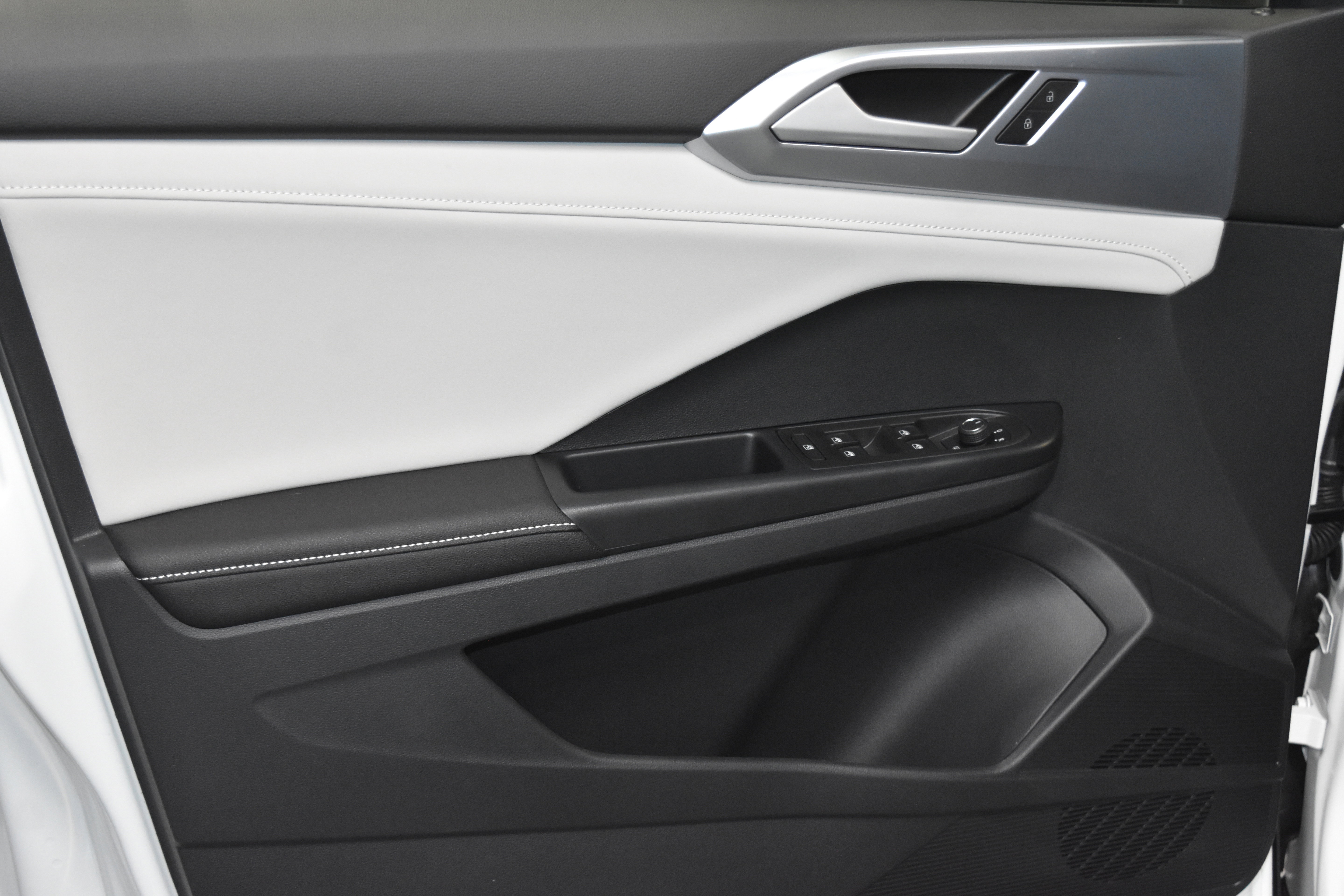 New 2025 Volkswagen Taos SE image 3