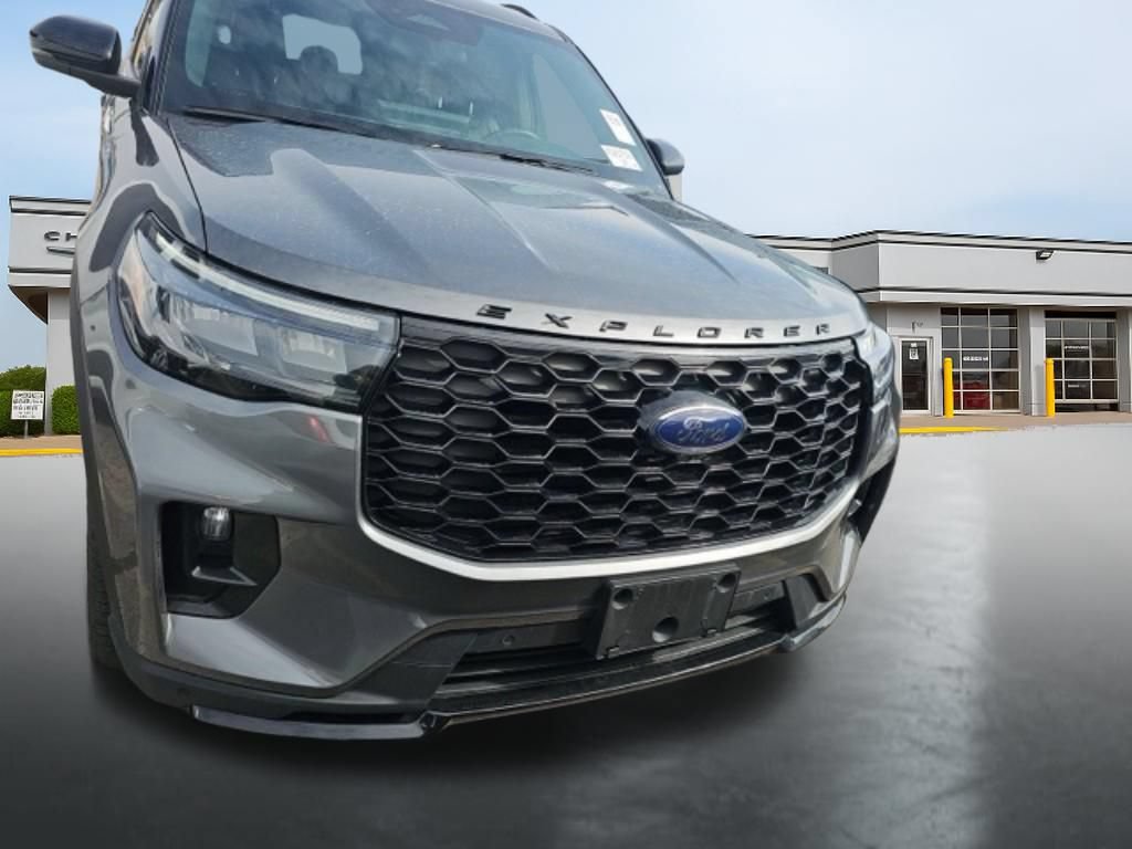 Used 2025 Ford Explorer ST-Line w/ ST-Line Street Pack AWD/4WD image 2