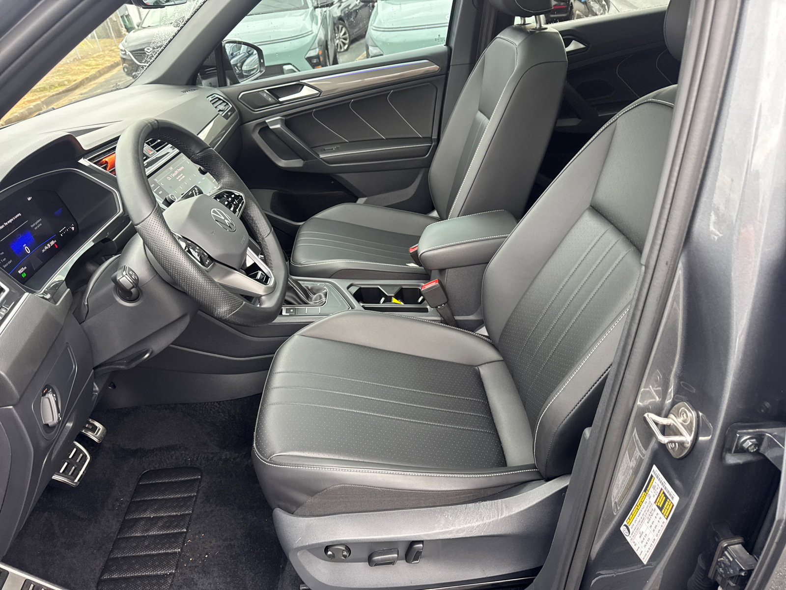 Used 2024 Volkswagen Tiguan SE R-Line image 9