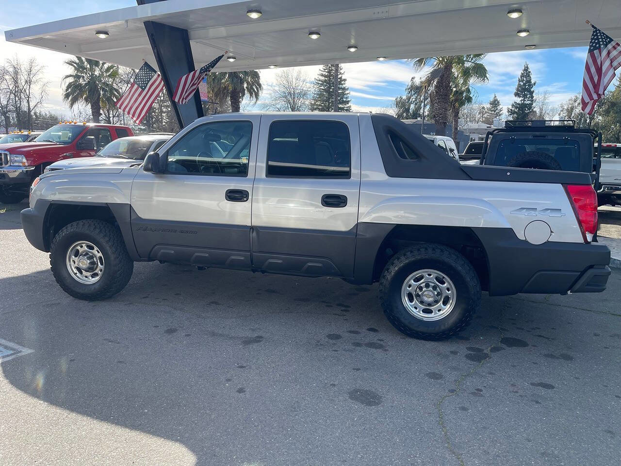 Used 2005 Chevrolet Avalanche 2500 LS w/ Onstar Plus Package image 4