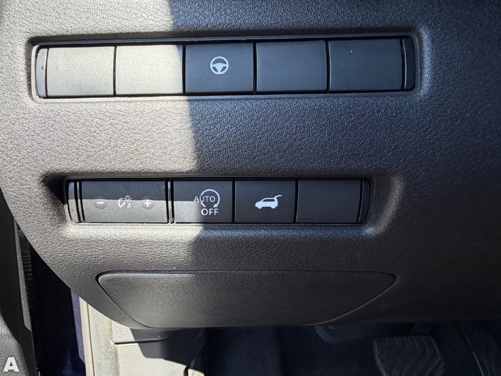 Used 2025 Nissan Rogue SV FWD image 17