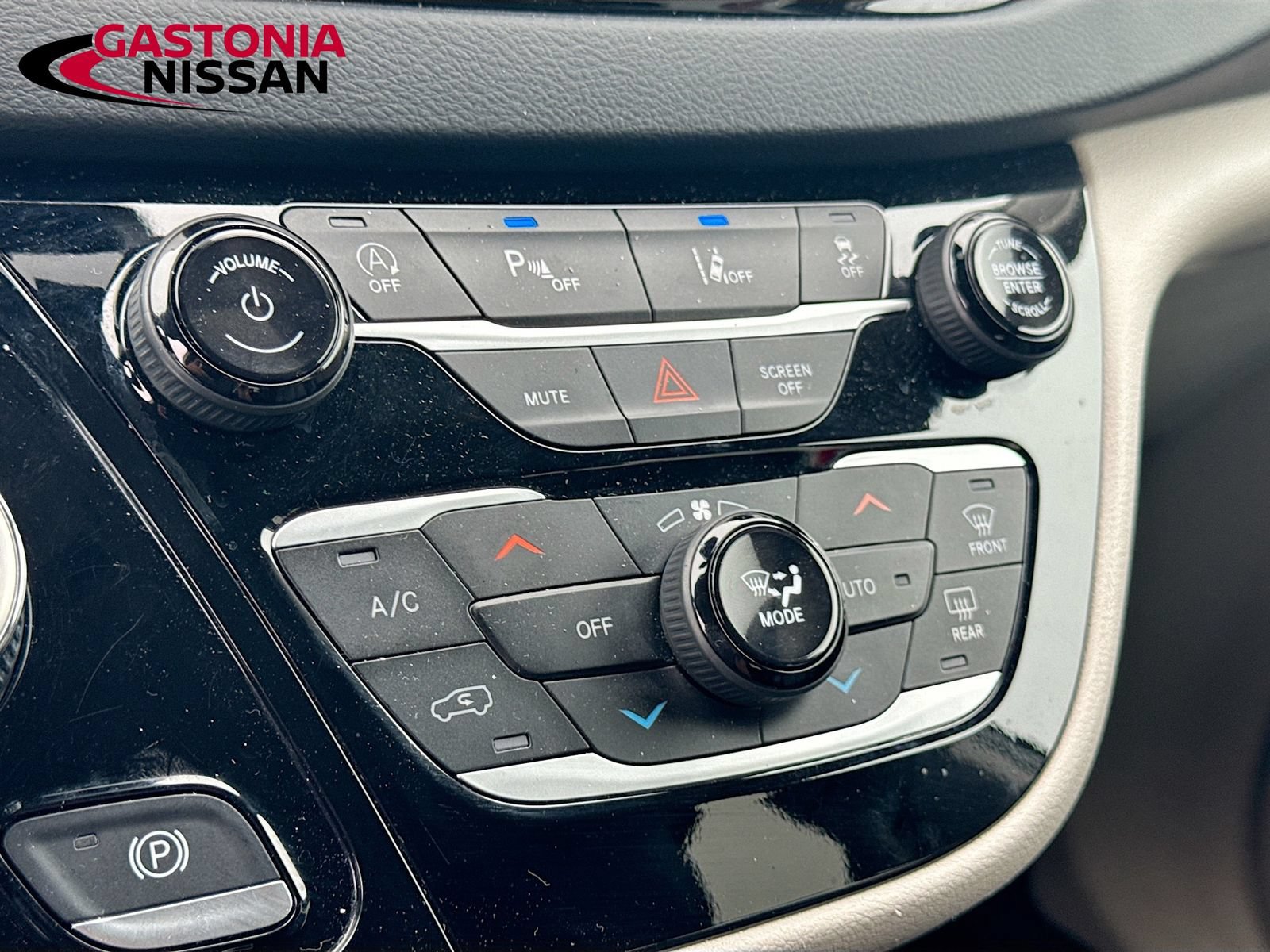 Used 2023 Chrysler Pacifica Touring-L FWD image 19