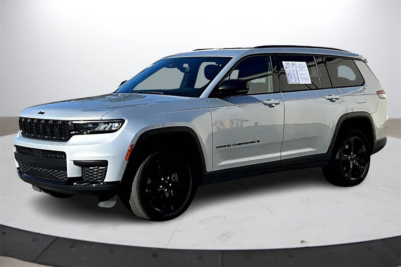 Used 2023 Jeep Grand Cherokee L Laredo image 4