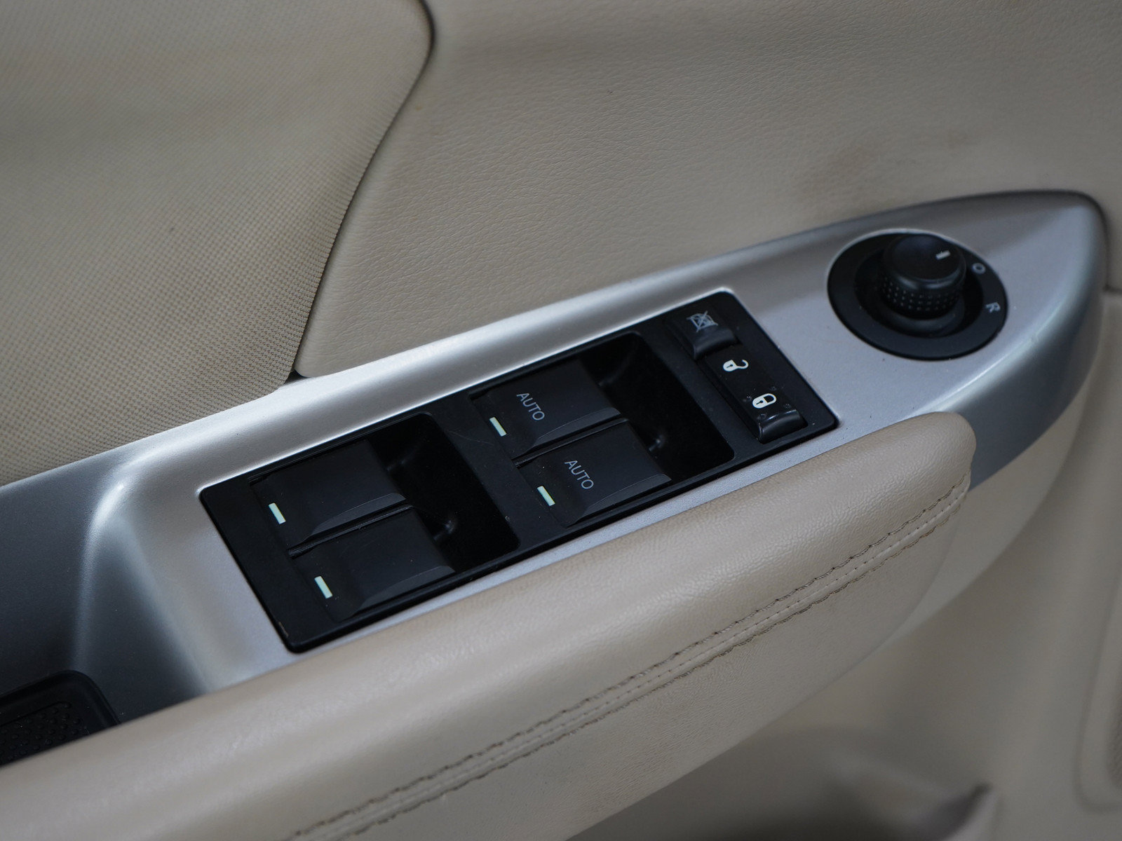 Used 2011 Chrysler 200 Touring FWD image 14