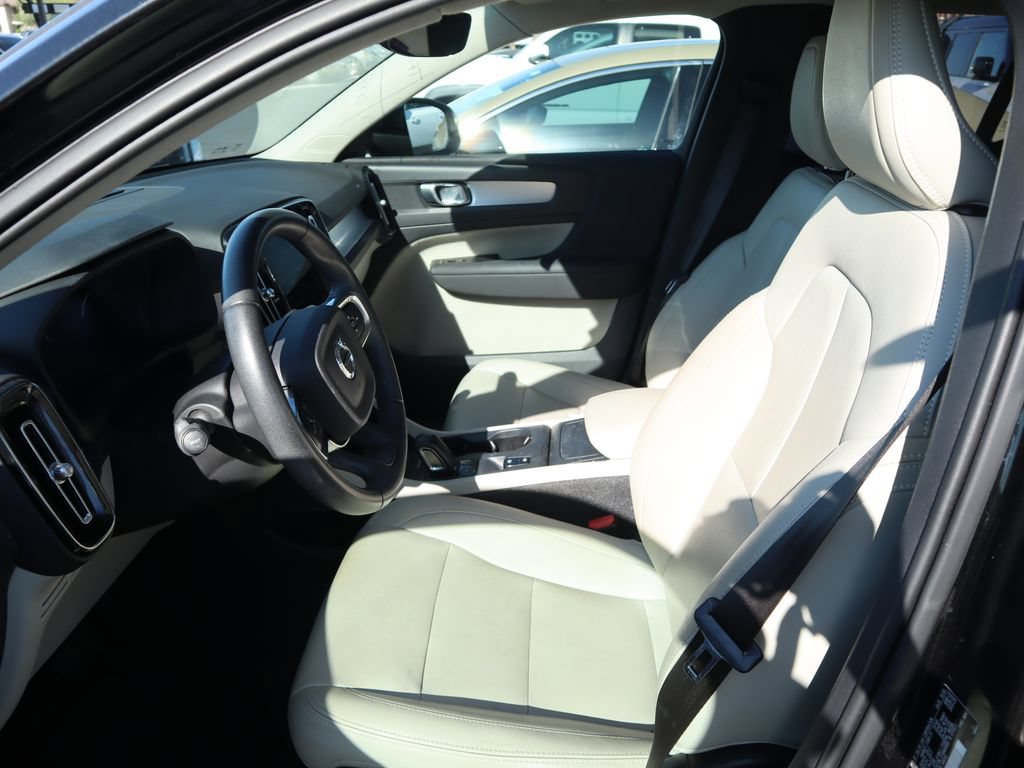 Used 2021 Volvo XC40 T5 Momentum w/ Premium Package AWD/4WD image 10