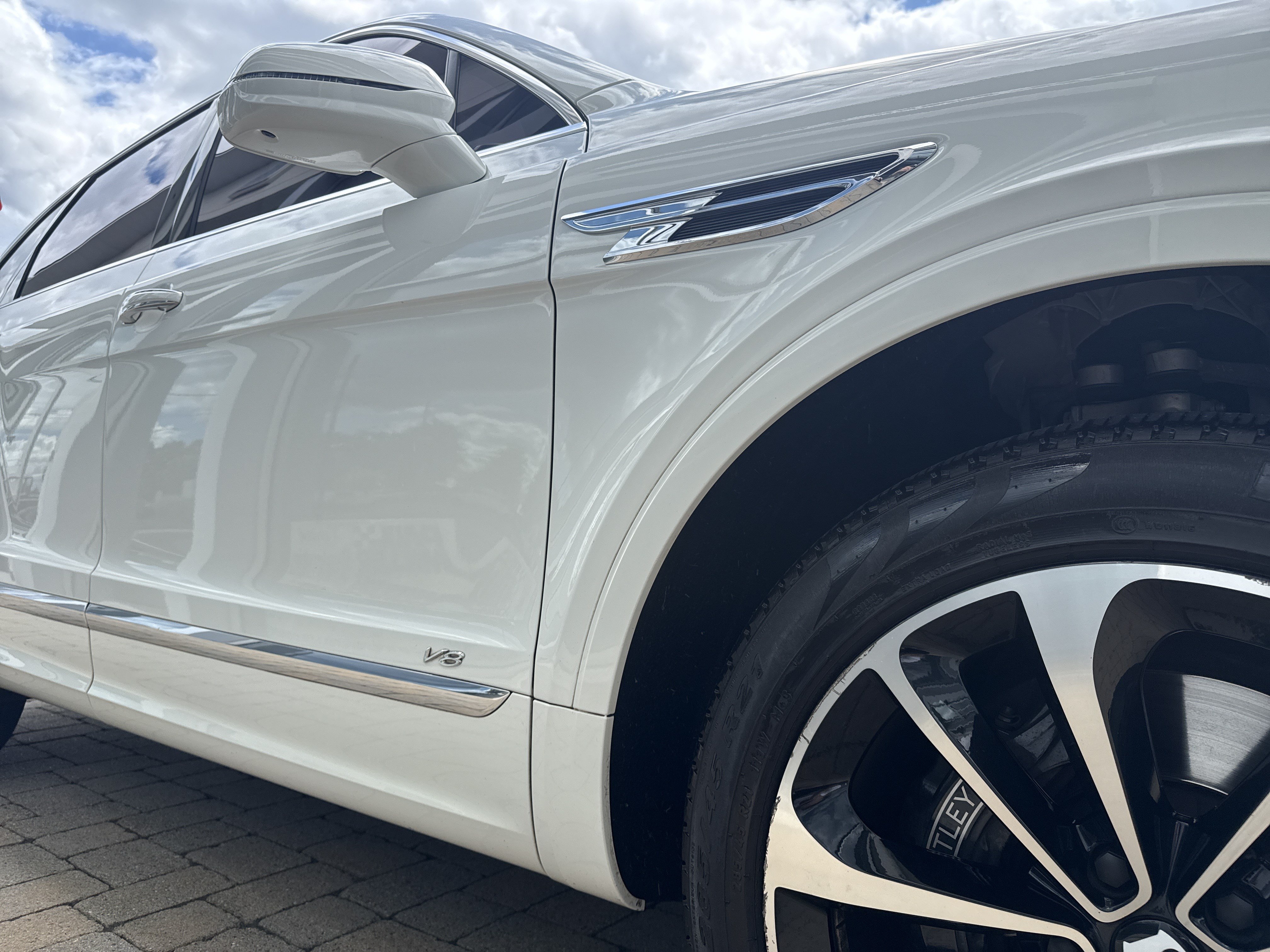 Used 2022 Bentley Bentayga AWD/4WD image 31