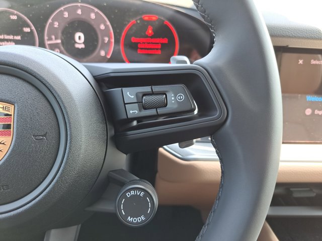 Used 2025 Porsche Cayenne image 30