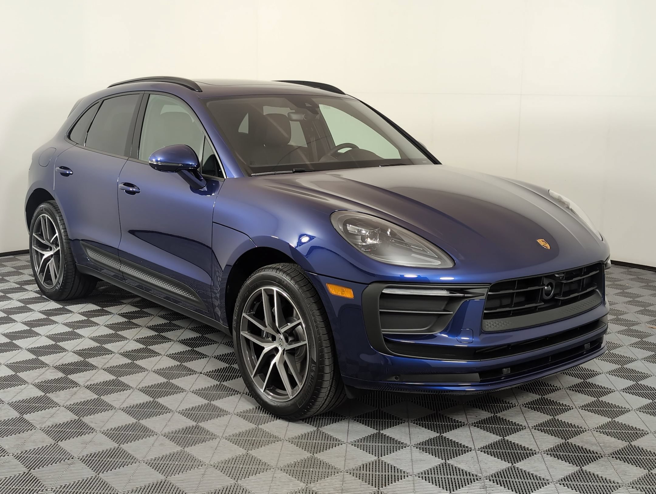 Certified 2025 Porsche Macan AWD/4WD image 10