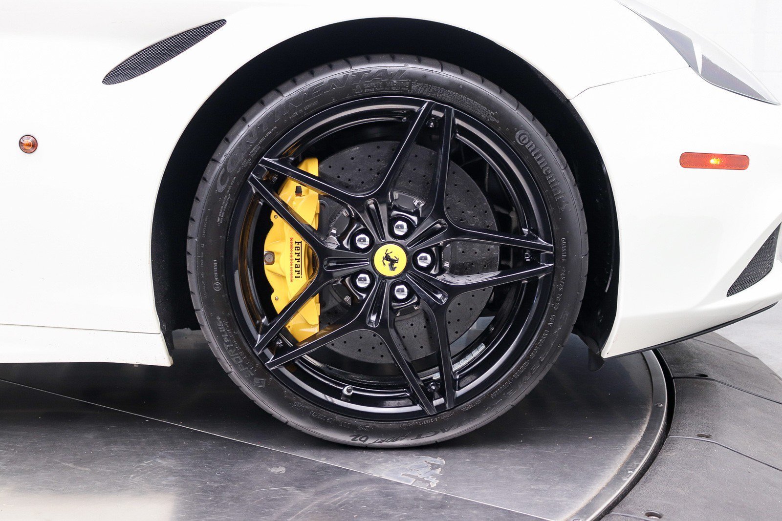 Used 2017 Ferrari California T RWD image 21