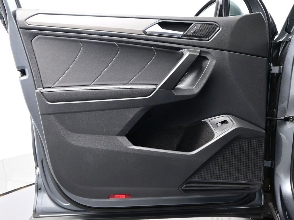 Used 2022 Volkswagen Tiguan SE image 11