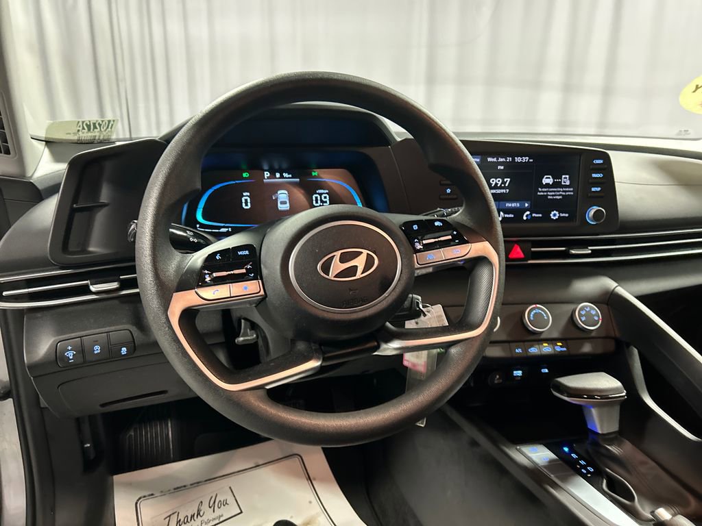 Used 2025 Hyundai Elantra SE image 13