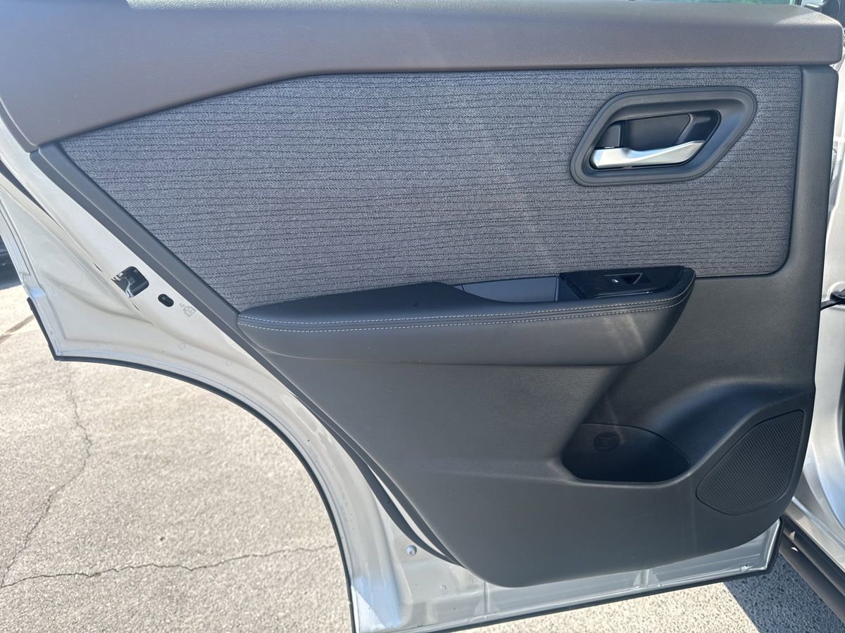 Used 2023 Nissan Rogue SV AWD/4WD image 29