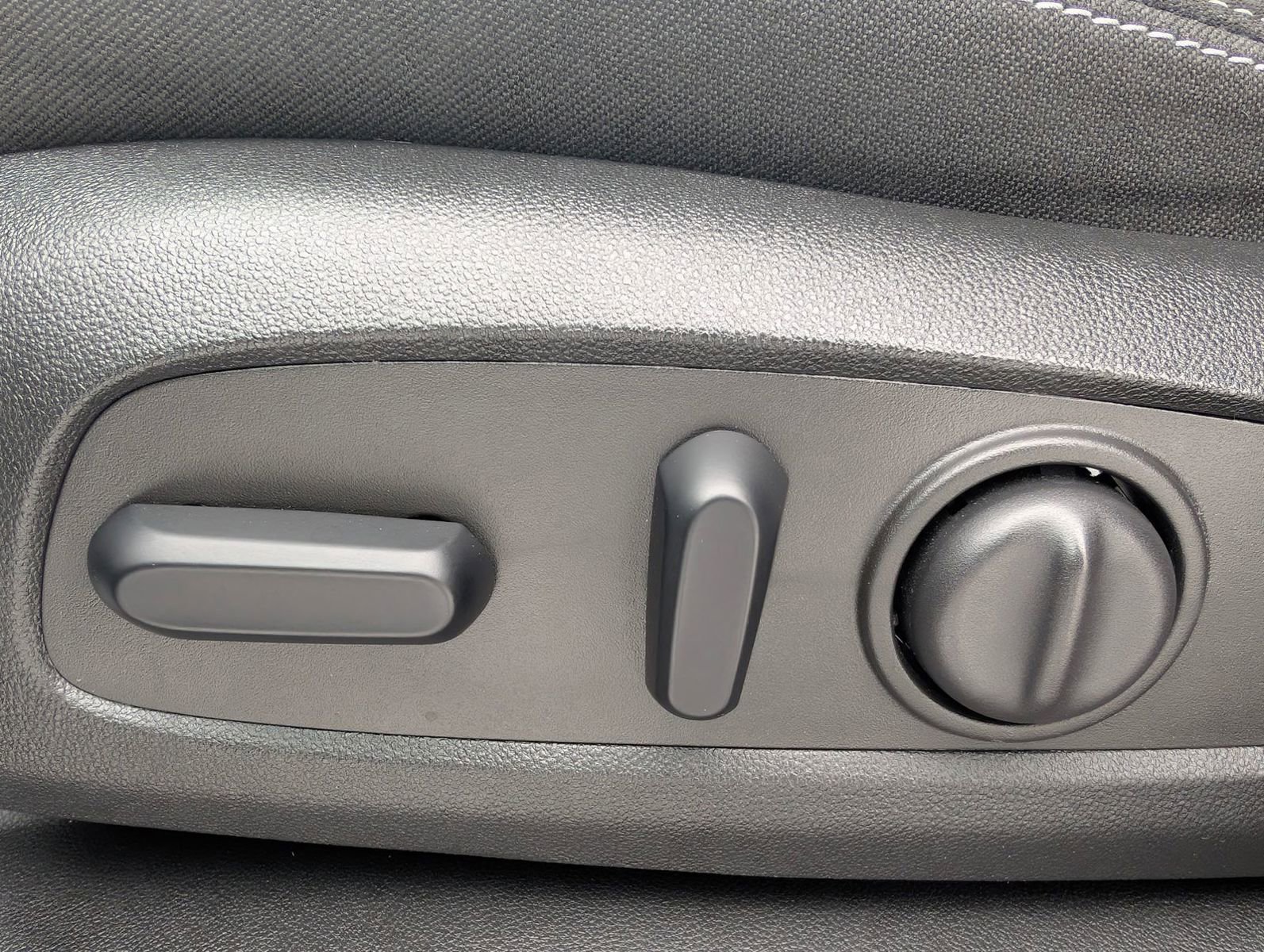 Used 2024 GMC Terrain SLE w/ Driver Convenience Package image 12