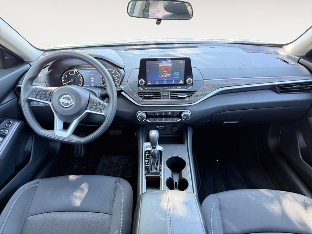 Used 2025 Nissan Altima 2.5 SV image 10