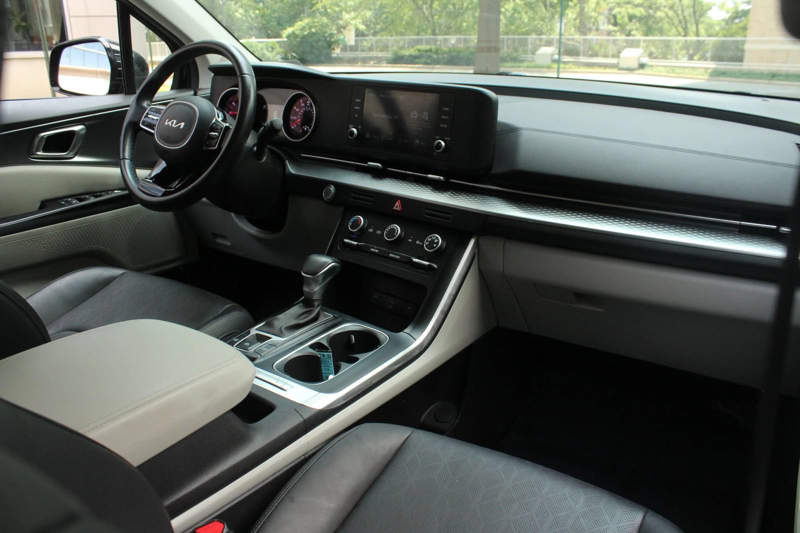 Used 2024 Kia Carnival LX FWD image 23