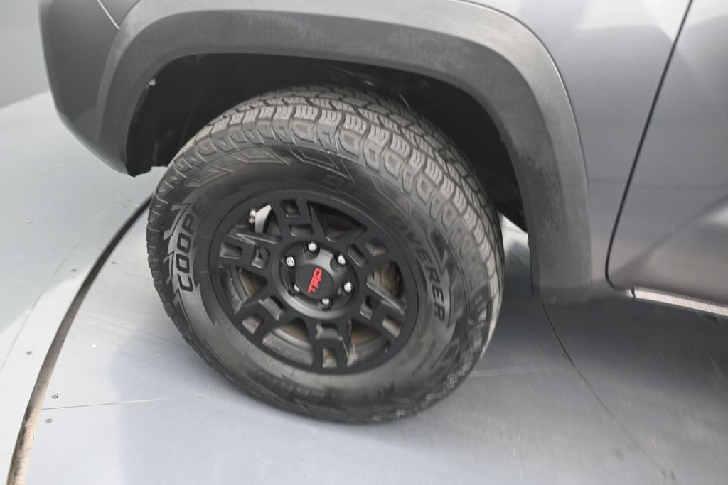 Used 2017 Toyota Tacoma TRD Sport w/ Tow Package RWD image 9
