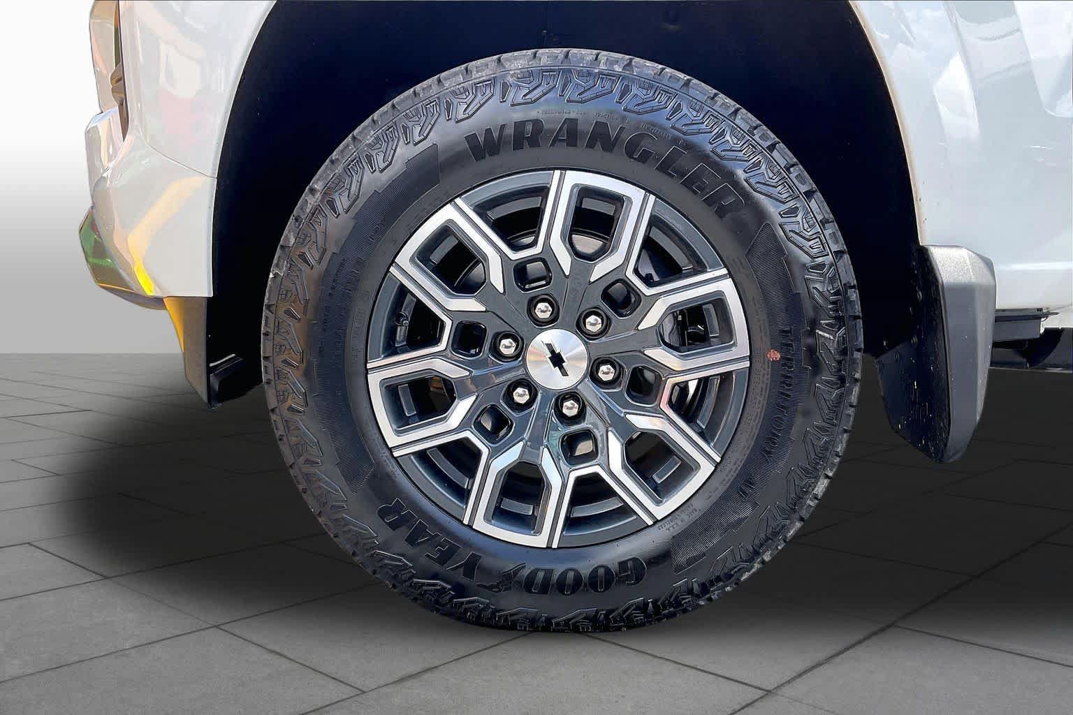 Used 2026 Chevrolet Colorado Z71 AWD/4WD image 10