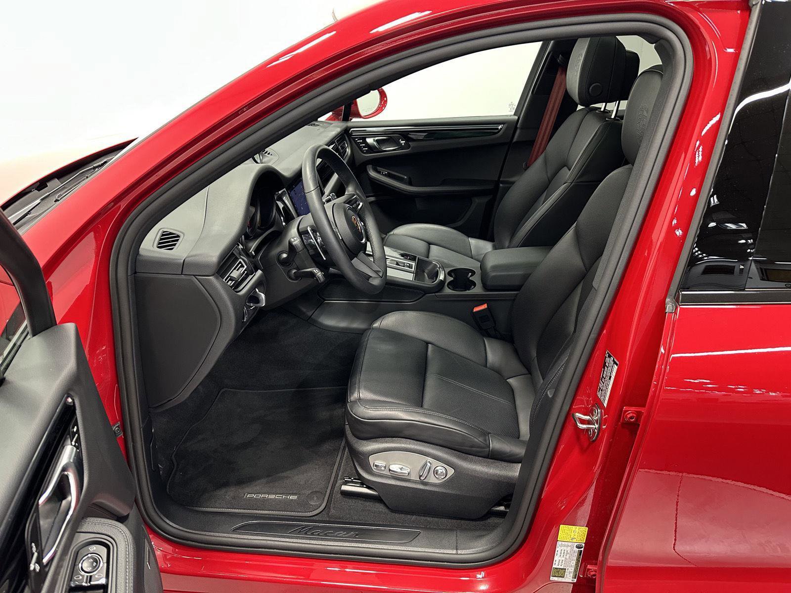 Certified 2025 Porsche Macan image 17