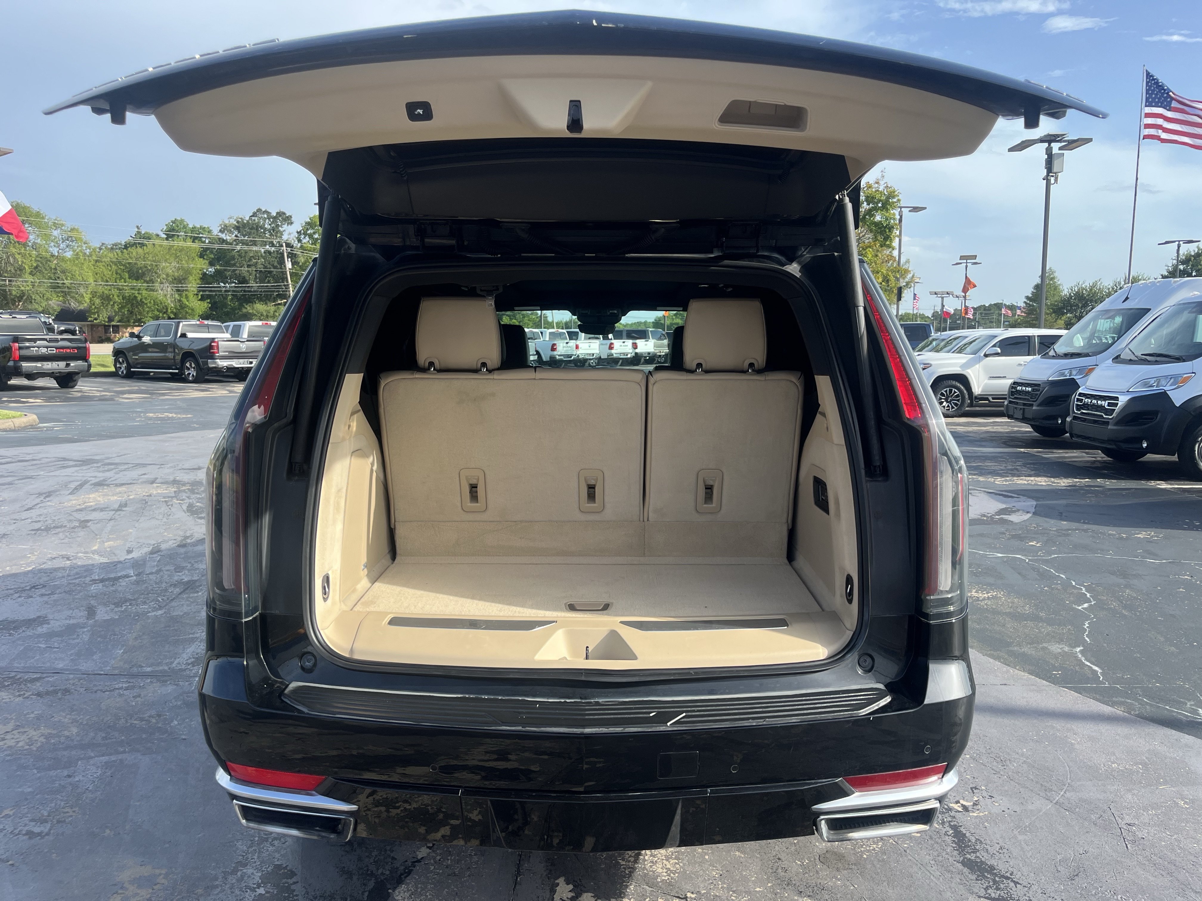 Used 2021 Cadillac Escalade Premium Luxury AWD/4WD image 11