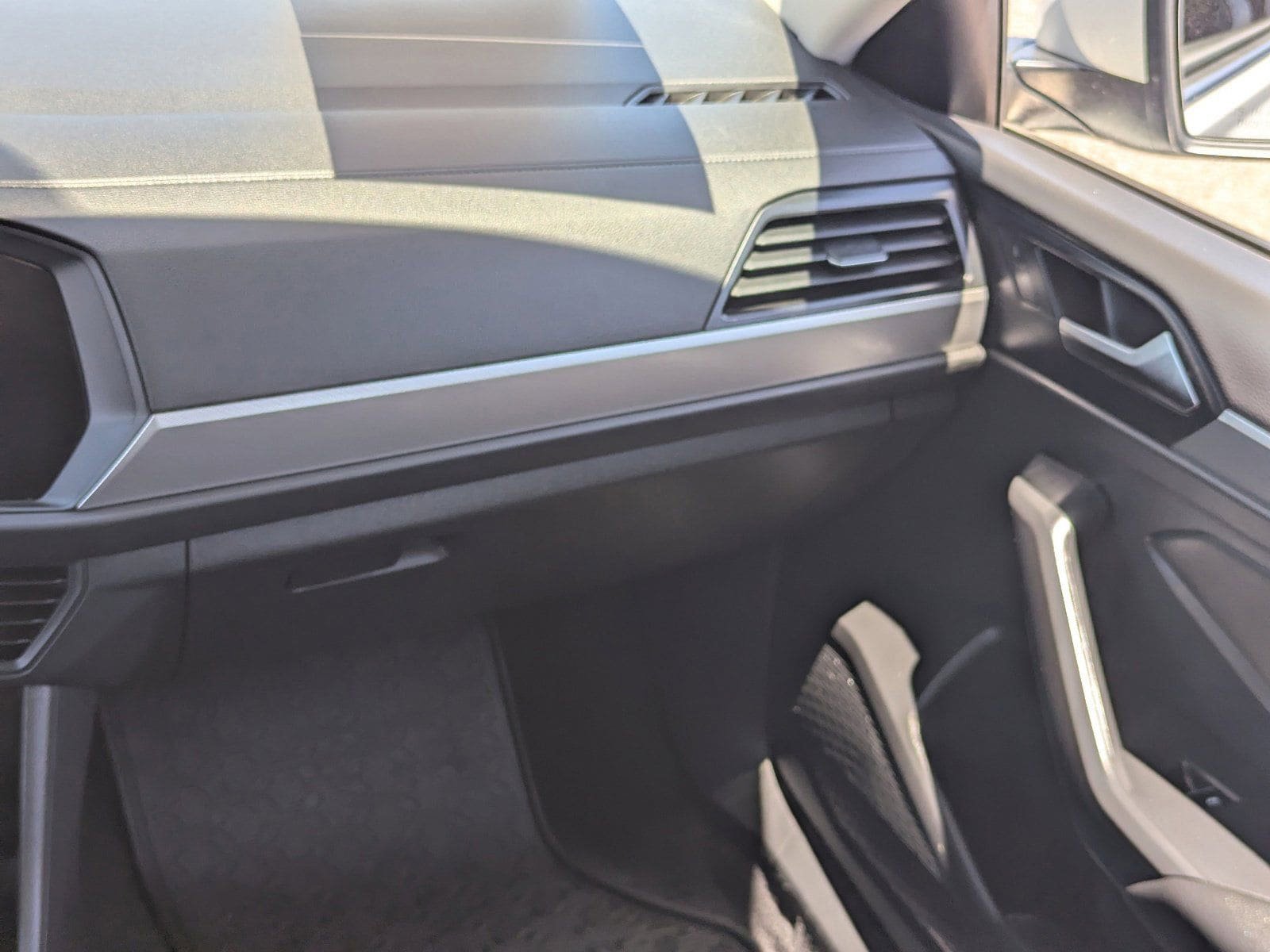 Used 2021 Volkswagen Jetta SE FWD image 17