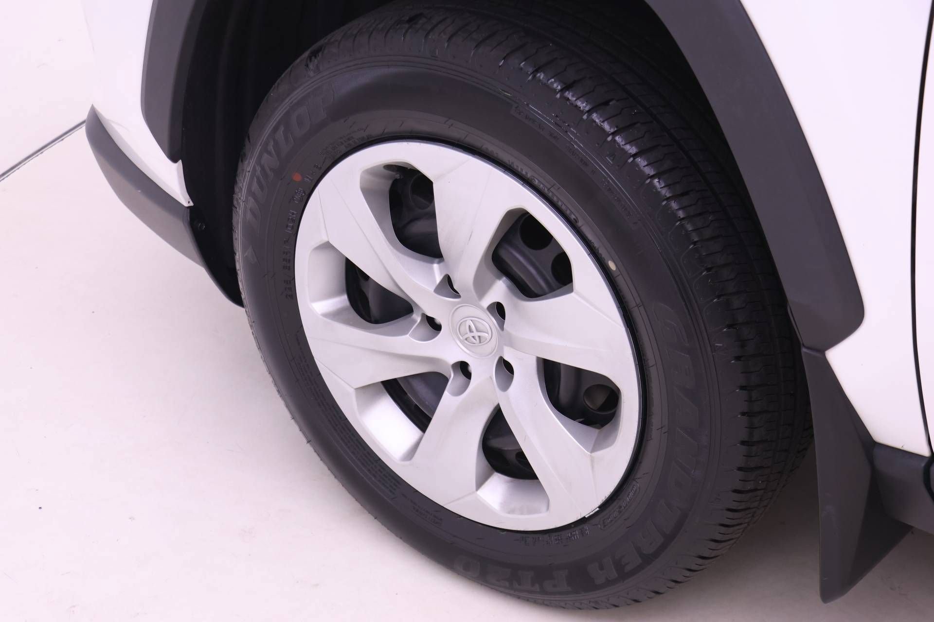 Used 2021 Toyota RAV4 LE AWD/4WD image 16