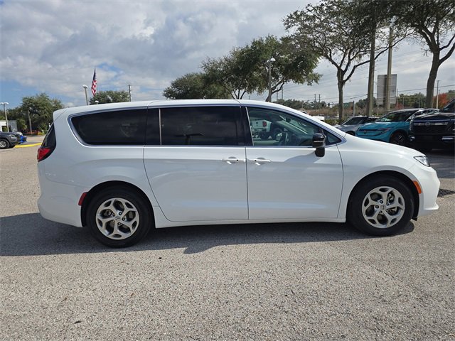 Used 2024 Chrysler Pacifica Limited image 9