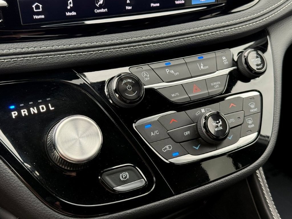 Used 2026 Chrysler Pacifica Limited FWD image 32