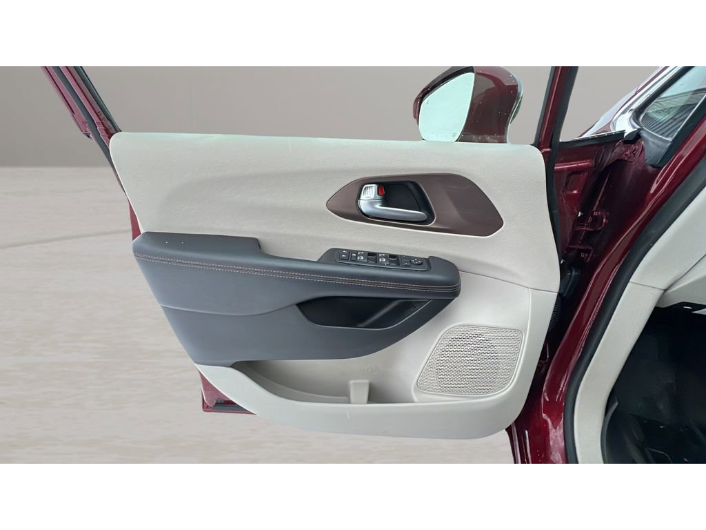 Used 2018 Chrysler Pacifica Touring-L Plus w/ Tire & Wheel Group image 26