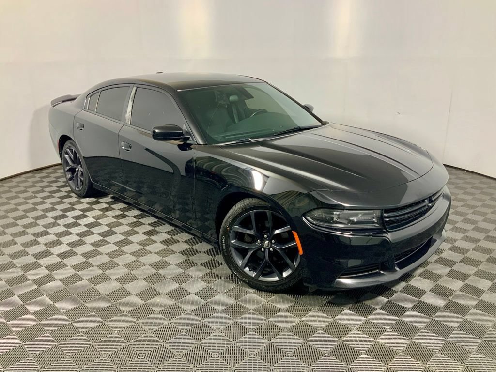 Used 2020 Dodge Charger SXT w/ Blacktop Package RWD image 2