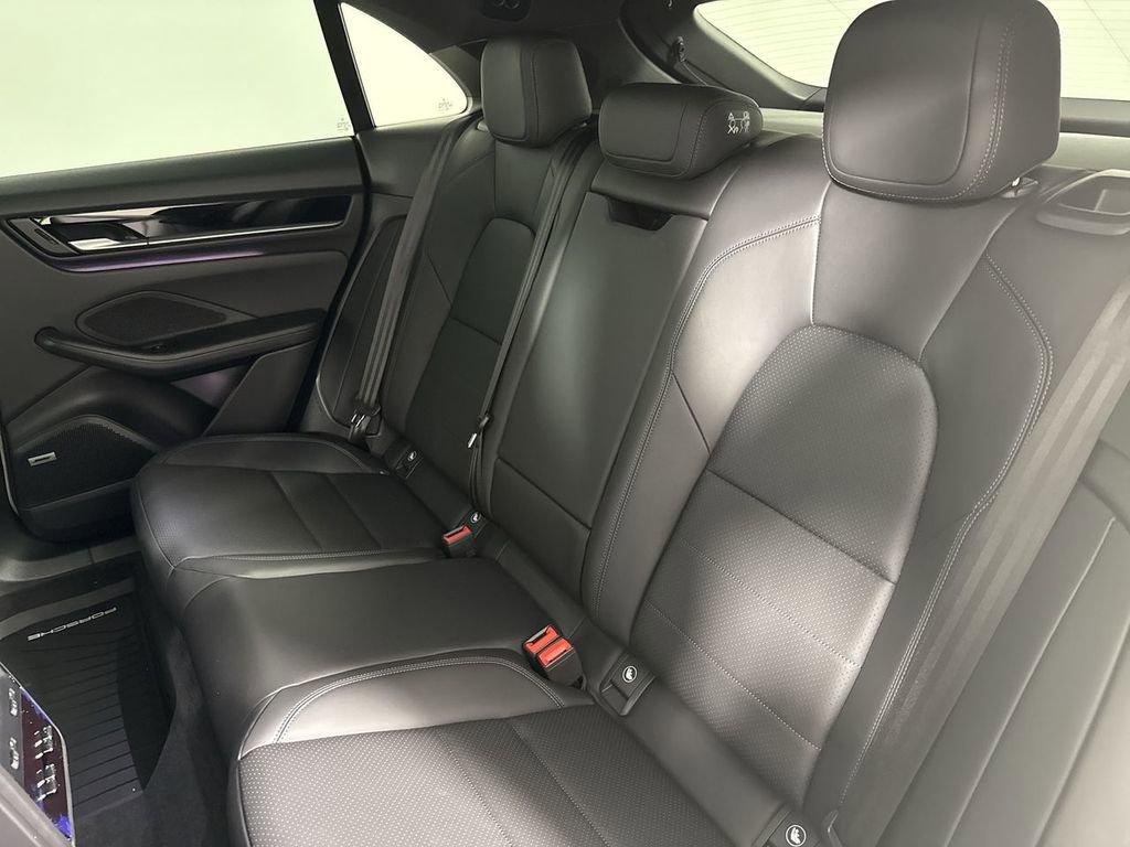 Used 2025 Porsche Macan Electric RWD image 23