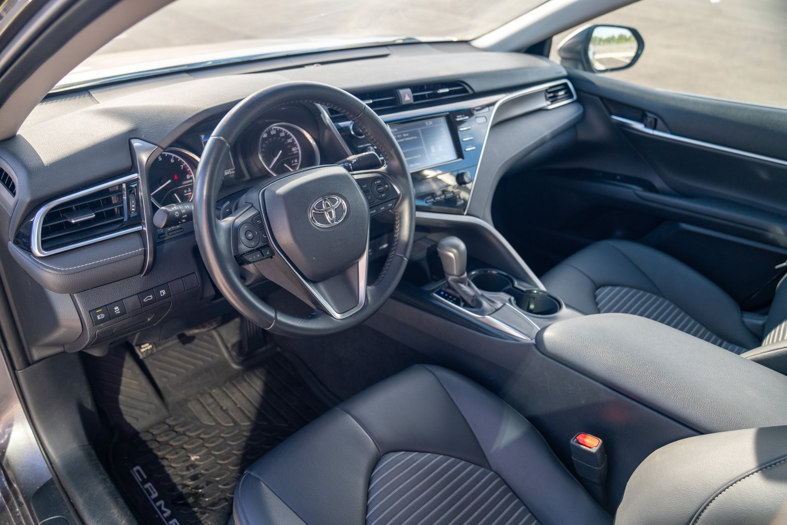 Used 2018 Toyota Camry SE w/ Convenience Package FWD image 4
