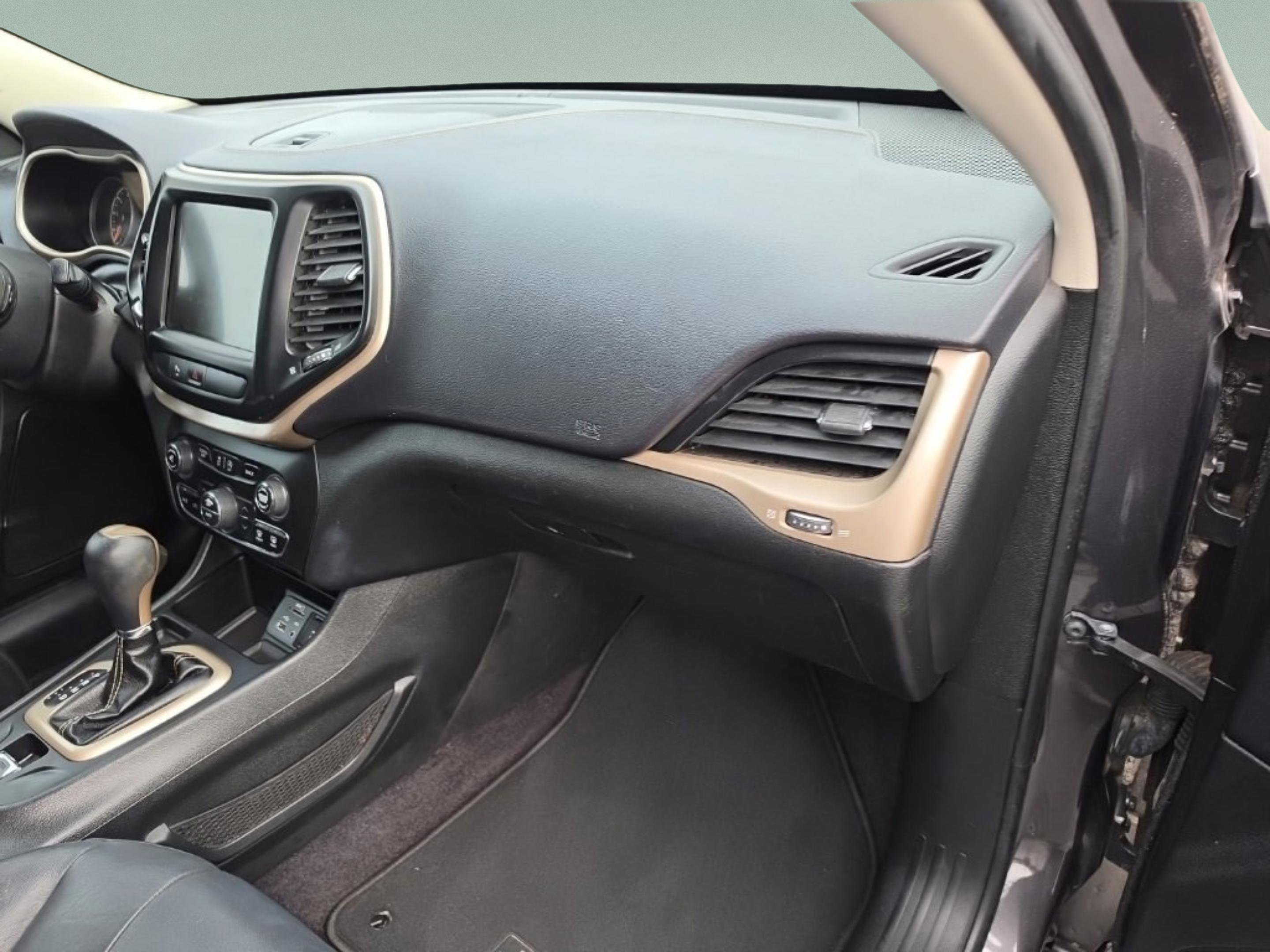Used 2018 Jeep Cherokee Limited image 22