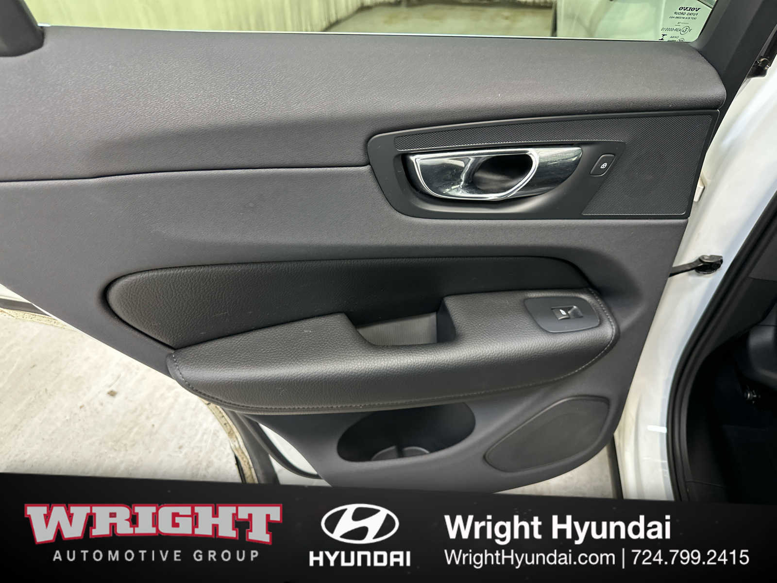 Used 2018 Volvo XC60 T5 Momentum w/ Convenience Package image 12