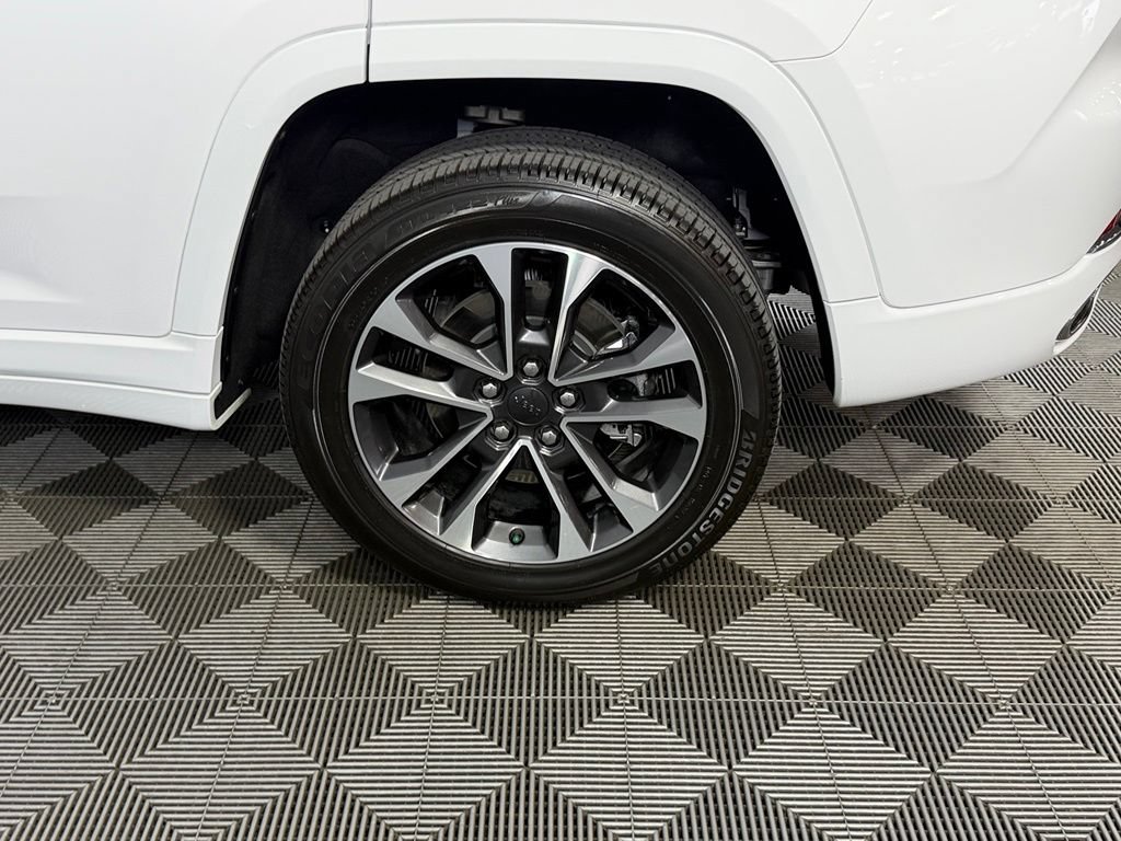 Used 2023 Jeep Grand Cherokee Overland w/ Luxury Tech Group IV AWD/4WD image 11