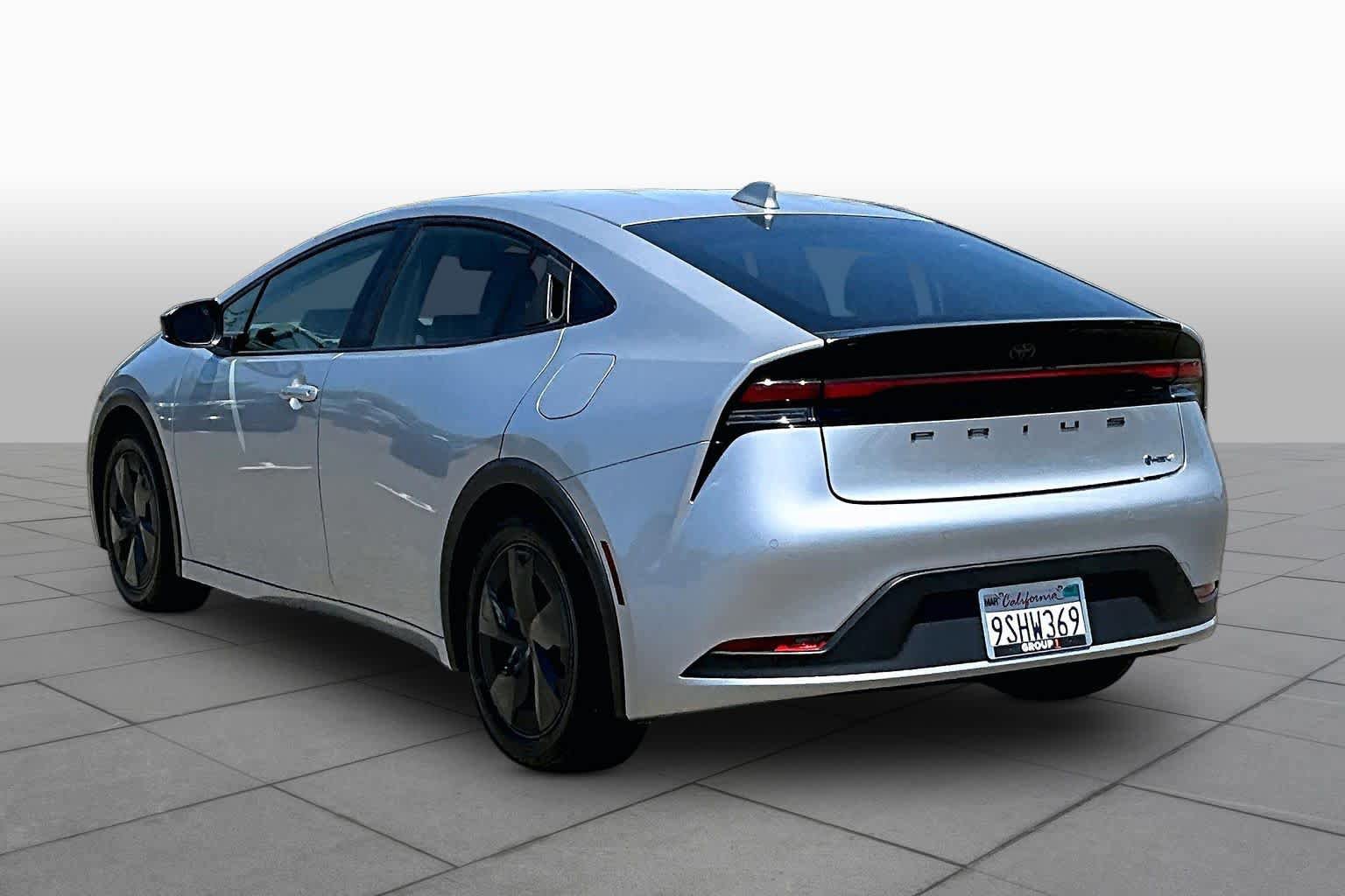 Used 2025 Toyota Prius LE FWD image 11