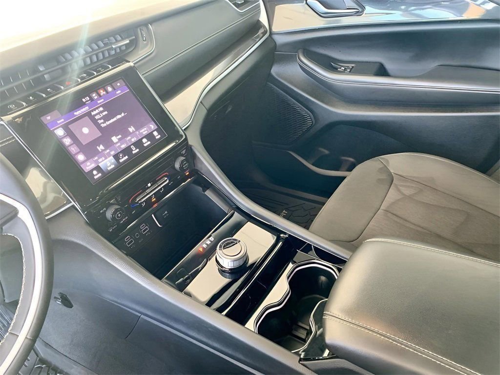 Used 2023 Jeep Grand Cherokee Laredo image 39
